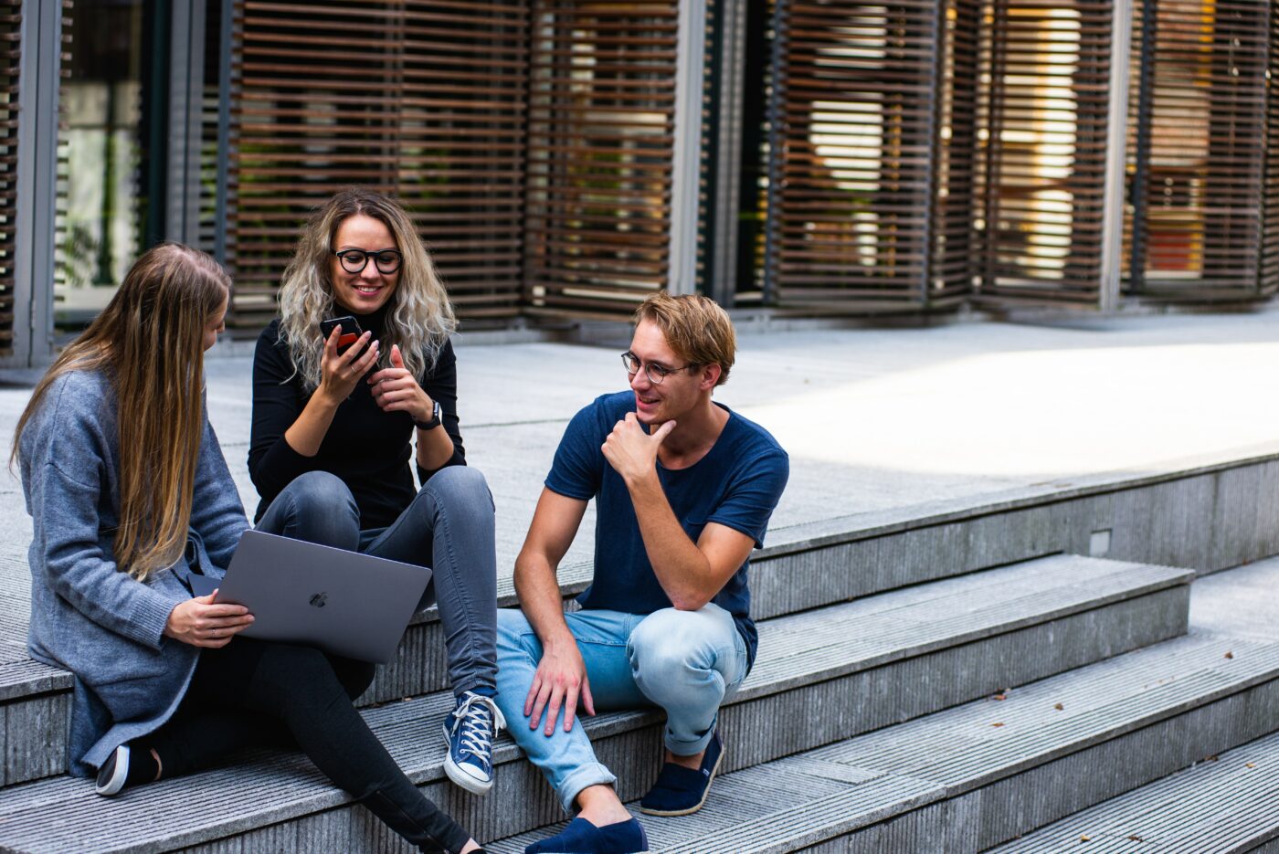 pexels-buro-millennial-1438072.jpg students on steps chatting - minimum maintenance loan