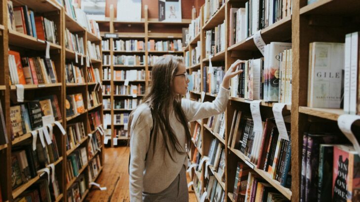 becca-tapert-GnY_mW1Q6Xc-unsplash.jpg Woman browsing books in a library - student finance payment dates