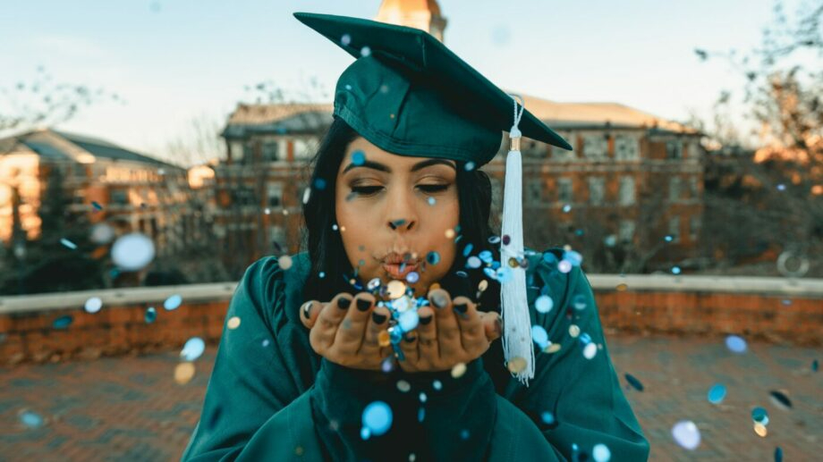 Best Graduation Gifts & Present Ideas In 2023