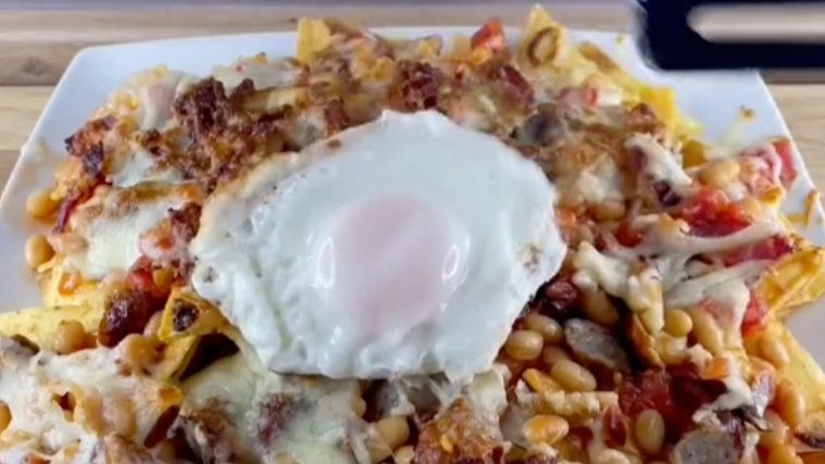 Here's How To Make Full English Nachos