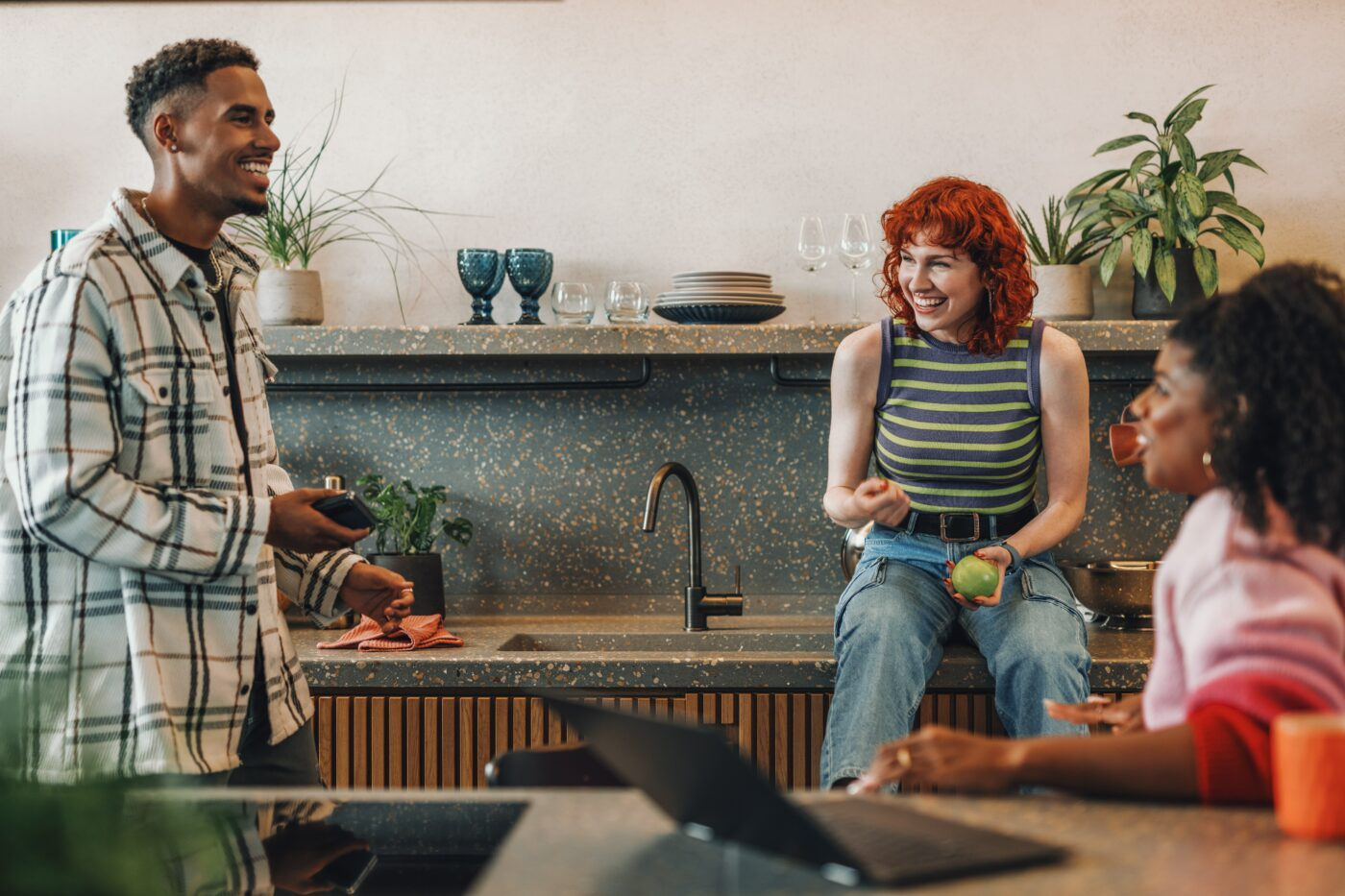 5 Reasons To Reconnect With Old Friends & How To Do It